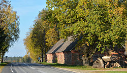 Road through Loodi, Loodi manor stable on right