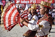 Male dancer Tari Melinting 2.jpg