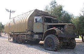 KrAZ-214 mit einem Teil einer PMP-Pontonbrücke (2005)