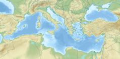 Mapa konturowa Morza Śródziemnego, blisko centrum na dole znajduje się czarny trójkącik z opisem „Klify Ta' Ċenċ /Sanap Cliffs”