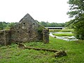 Le moulin de la Roche (en ruine) sur les bords de l'Aulne, en amont de Pont-Triffen (en Cléden-Poher)