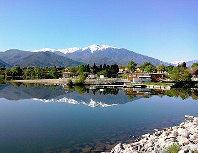 Vinça. Au fond : le massif du Canigou