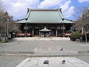 Dall'alto verso il basso: il ponte di Kōbe, il tempio Shōjōkō e la Weathercock House, luoghi d'ispirazione rispettivamente per il ponte di Fuyuki, il tempio Ryūdō e la residenza dei Tōsaka