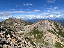 白山の三主峰、御前峰から望む大汝峰と剣ヶ峰