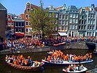 Warga di kanal Amsterdam saat Koninginnedag 2010 (pendahulu Koningsdag)