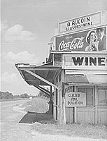 Lake Charles vicinity, Louisiana. Obchod u silnice "A. Aucoin Liquors & Wine" má zavřeno kvůli trvání druhé světové války.