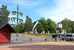 Midsommarstång och kyrkan i Bromarvs hamn