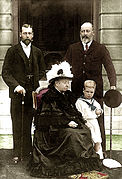 1898年のイギリス王室四代。女王ヴィクトリア、王太子バーティ(エドワード7世)、孫ヨーク公ジョージ(ジョージ5世)、曾孫エドワード王子(エドワード8世)