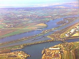 de Brittanniëhaven (met windscherm), het Hartelkanaal en het Brielse Meer