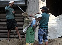 Kathmandu-Menschen-52-Baustelle-Lasttragerin-2013-gje.jpg