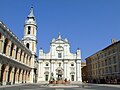 Piazza della Madonna i façana de la basílica de la Santa Casa