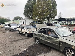 Загруженные вещами гражданские автомобили иссечены осколками