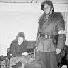 Norsk motstandsmann etter frigjøringa av andre verdenskrig 1945 i improvisert uniform med armbind med norske farger