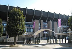 Lado de fora do estádio.