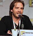 Aaron Stanford interpreta James Cole