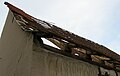 Blick unter die Traufe eines Sparrendaches: Aufschieblinge sitzen mit der Kerve auf den Dachbalken auf und sind mit langer Schmiege auf die Sparren aufgeschoben