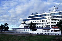 Photographie d'un bateau de croisière blanc sur les quais de la Garonne.