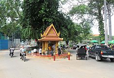 Buddhista szentély az út közepén, Sziemreap