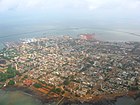 De wespunt vaan Conakry vaanoet de loch. Good is te zien wie de stad op e sjiereiland ligk.