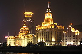 L'edificio della Hong Kong and Shanghai Banking Corporation (HSBC) (a sinistra), il Palazzo della Dogana (al centro), l'ex banca delle comunicazioni (a destra).