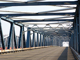 De Bommelse Brug in 2005. Ernaast zijn de bogen zichtbaar van de spoorbrug, de Dr. W. Hupkesbrug.