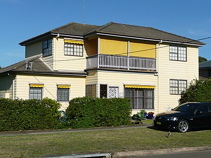 Weatherboard home, Macquarie Street Chifley4.JPG