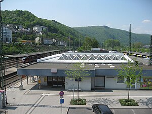 Blick auf den Binger Hauptbahnhof vom Übergang aus