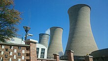 Trois tubes de béton d'une dizaine de mètre de haut.