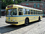 Bus 8024 staat op het museumterrein klaar voor een rondrit. De bus heeft panoramaruiten.