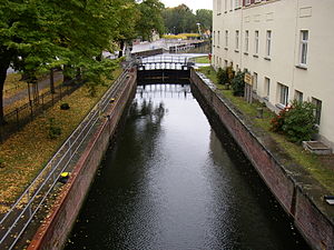 Blick von der Brücke in die Schleuse