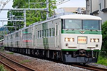 臨時快速として運用される185系電車（鎌倉あじさい号）