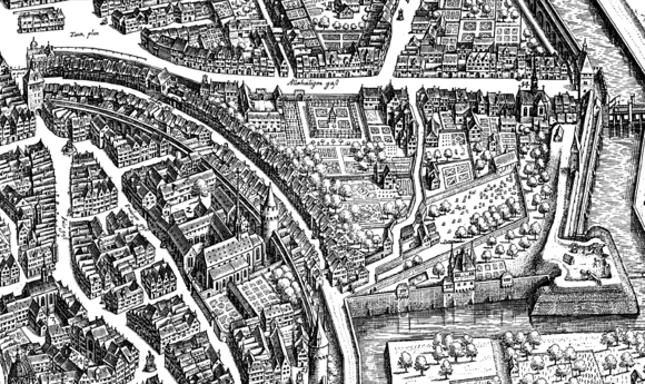 Stadtansicht von Matthäus Merian, 1628. Der Platz am südlichen Ende der bogenförmigen Judengasse ist der Judenmarkt. Nordöstlich vom Judenmarkt der Friedhof. Die spätere Rechneigrabenstraße war bis Ende des 18. Jahrhunderts noch eine Wasserfläche.