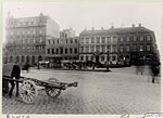 Bild från 1903 under rivningen av Lilla Torget 5 inför utökningen av huset.