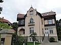 Villa mit Einfriedung