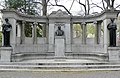 Richard Morris Hunt Memorial, Central Park, Nueva York (terminado en 1898), con el escultor Daniel Chester French.