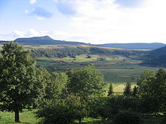 La tourbière des Narces de Chaudeyrolles et le mont Mézenc.