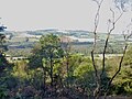 Paysage vu vers le nord depuis Roc'h Tourment (vallée du ruisseau des Trois Fontaines qui forme limite avec Gouézec).