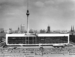 Ansicht Palast der Republik 1986 mit dem Fernsehturm im Hintergrund