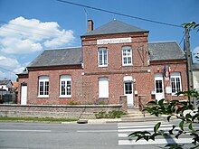 Ang Town Hall ug School sa Chuignes