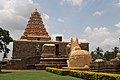 Temple de Gongaikondacholapuram[8]. Vue de trois-quarts face (1025).