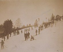 Un sauteur à ski pendant son saut.