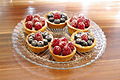 Schokoladen-Tartelettes mit Heidelbeeren und Himbeeren