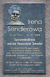 Photographie en couleurs d'une plaque commémorative à la mémoire d'Irena Sendler, située 2 rue Pawińskiego à Varsovie.
