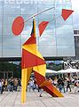 Dobraduras com disco vermelho, escultura cinética de Alexander Calder, 1973