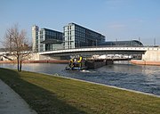 Abzweigung zum Humboldthafen, dahinter der Hauptbahnhof