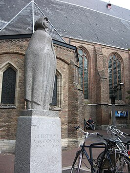 Beeld Geertrui van Oosten voor de Oude Kerk