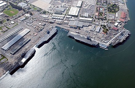 Vue aérienne de la station navale de San Diego, où sont regroupés quatre porte-avions, dont 3 Nimitz.