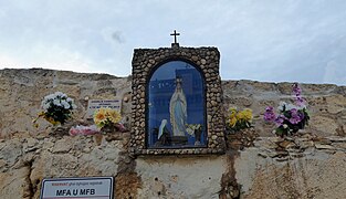 Shrine to the Virgin Mary in Wied Iż-Żurrieq Harbour.jpg