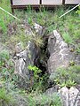 Afrikaans: 'n Doodsval by die Sterkfonteingrotte. Diere en mense wat in die verlede deur sulke gate geval het, se skelette het 'n goeie kans om heel te bly. English: Deathtrap at Sterkfontein Caves.