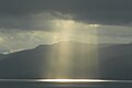 Wolkenstrahlen über einem Fjord in Norwegen